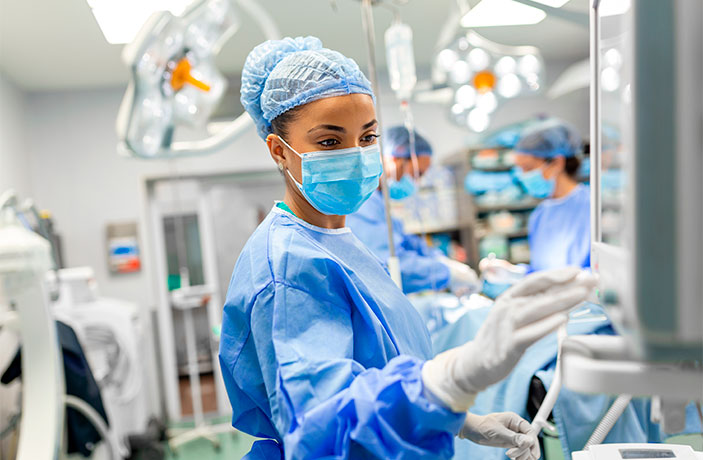 Profissional de saúde utilizando equipamentos hospitalares